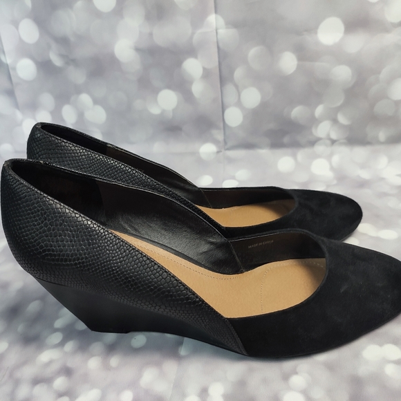 Tahari EUC Black Leather Suede Closed Toe Wedges - Picture 12 of 12